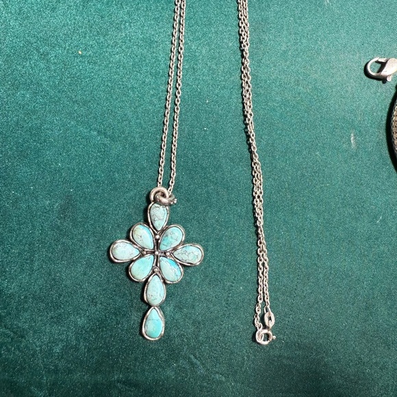 Western style Silver Tone Cross Pendant Necklace - Picture 4 of 4